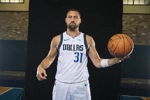 没手感！克莱上半场8投2中&三分5中1得到5分2板